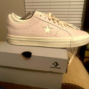Women’s brand new size 9 1/2 converse. Super cute price $89